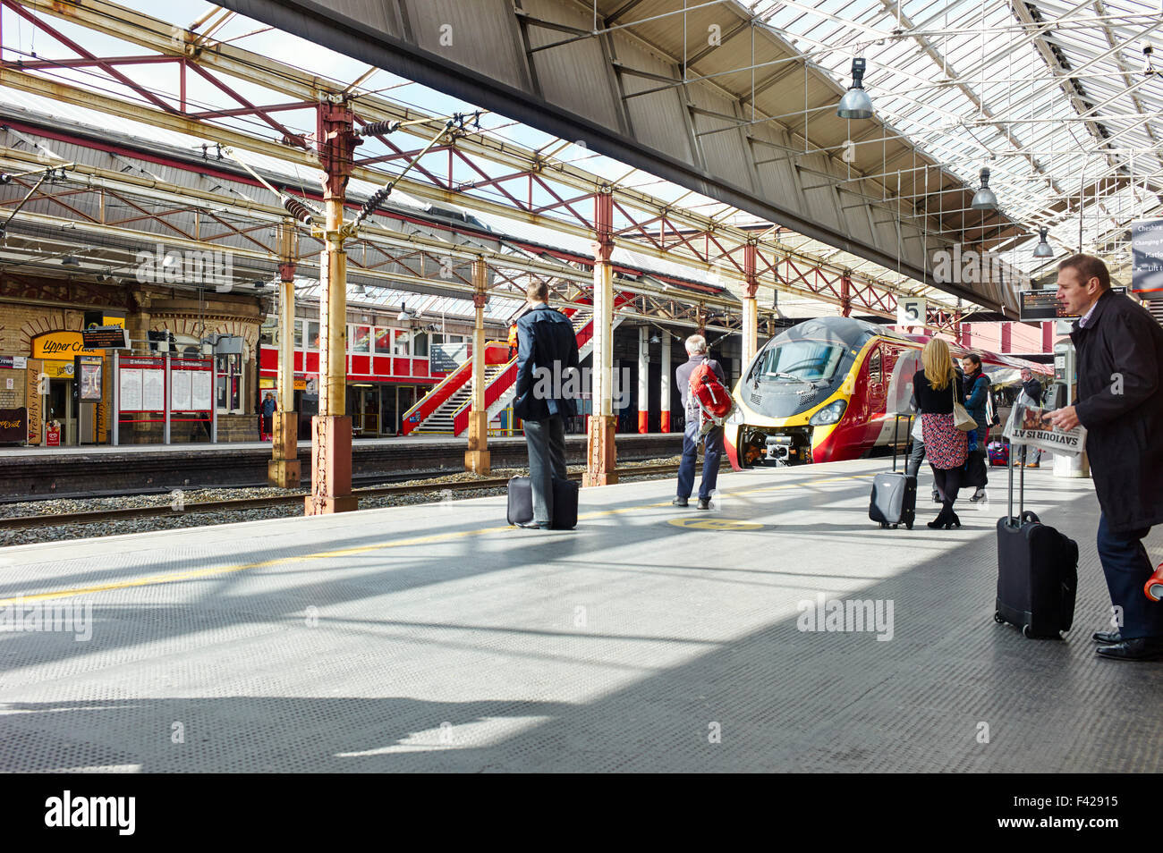 Der Zug Virgin Pendolino fährt auf dem Weg nach Süden in den Bahnhof Crewe ein Richtung London Stockfoto