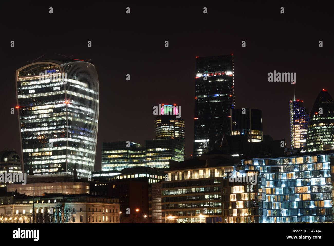 London City Towers bei Nacht Stockfoto