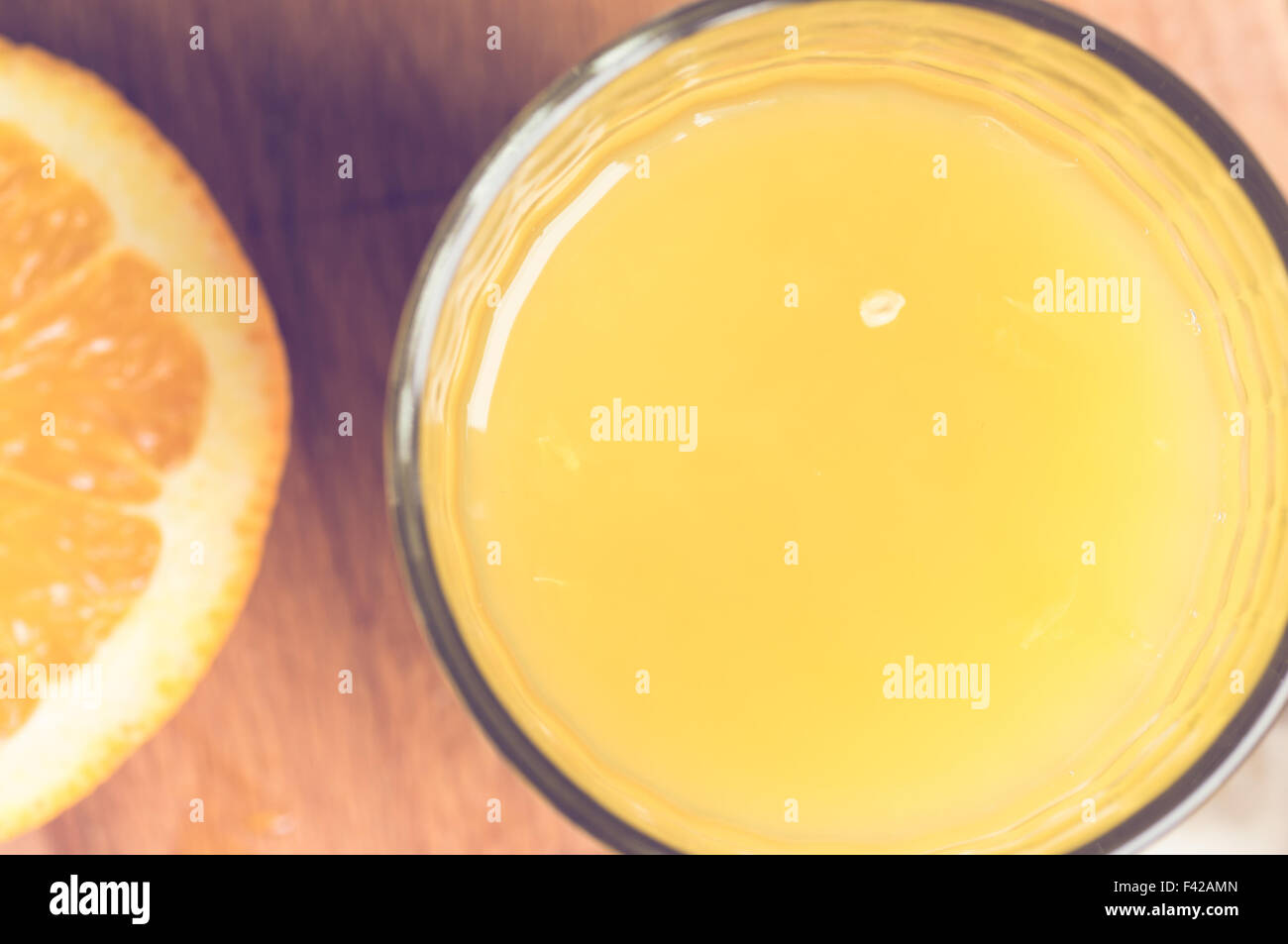 Glas Orangensaft und eine halbe orange Draufsicht Stockfoto