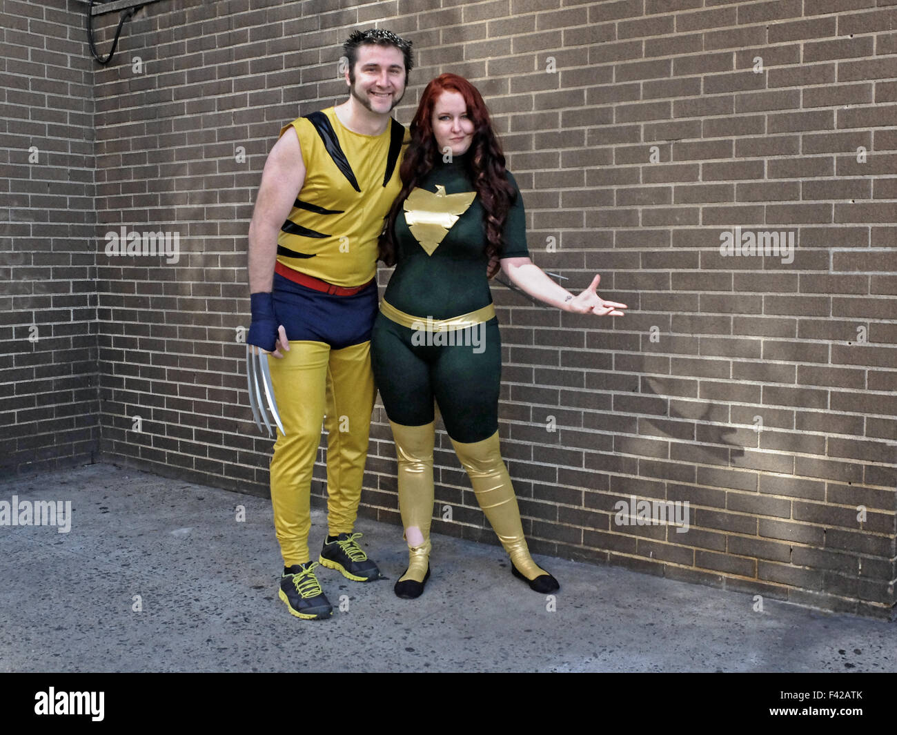 Ein Ehepaar besucht New York Comic Con 2015 Kleid wie Figuren aus Wolverine, ein X-Man Comic. Stockfoto