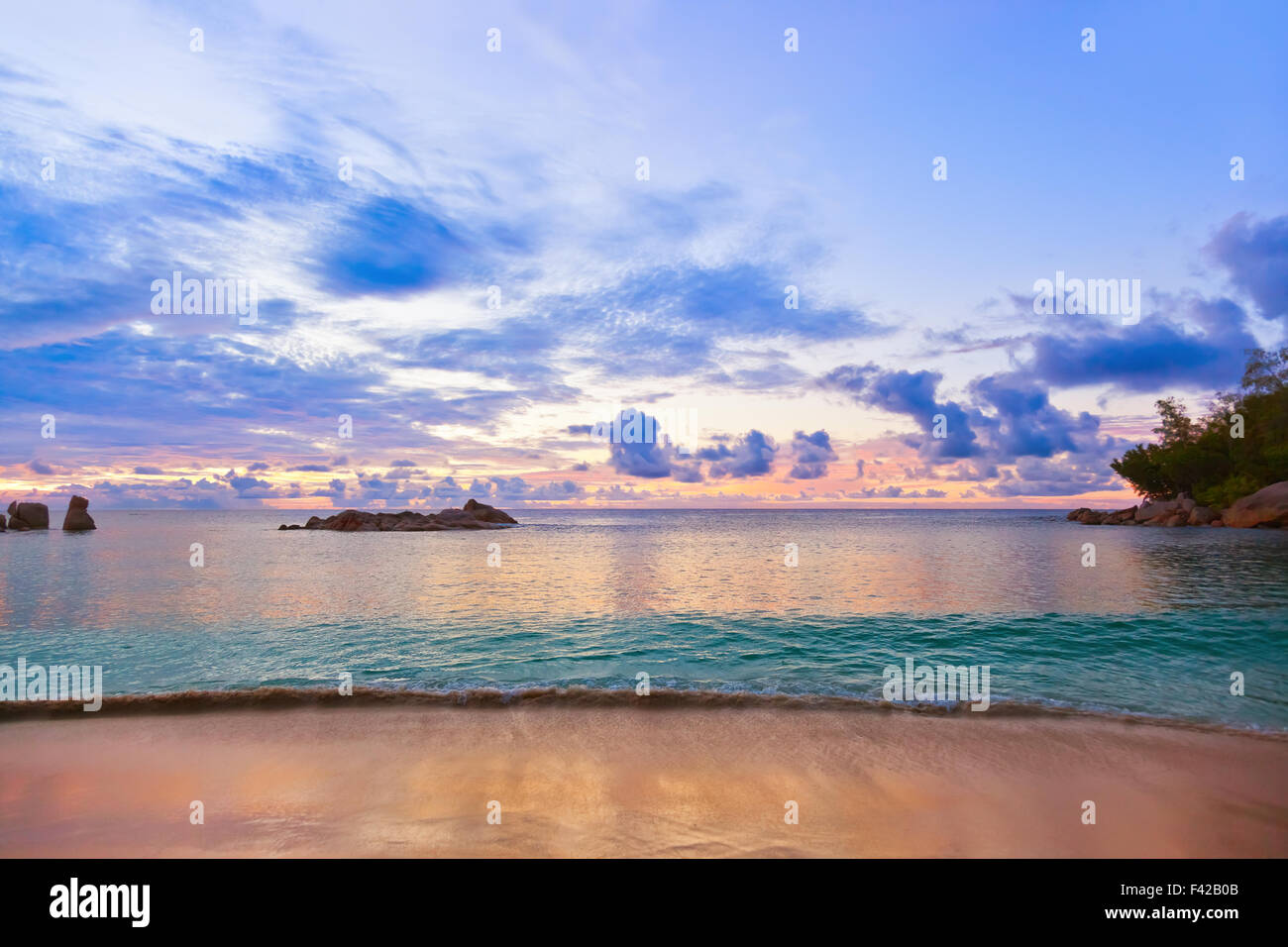 Seychellen tropischen Strand bei Sonnenuntergang Stockfoto