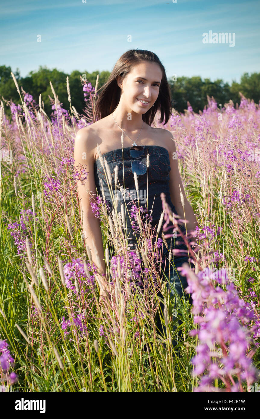 Schöne Mädchen auf dem Feld der Blumen Stockfoto