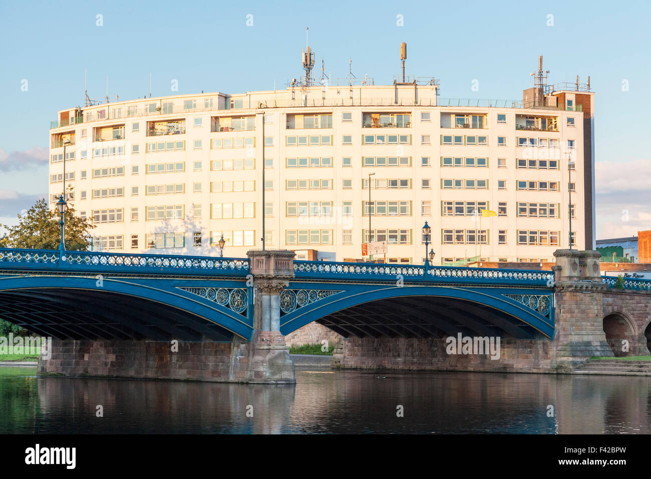 Apartment Block- und Büros, neben Trent Brücke und dem Fluss Trent, West Bridgford, Nottinghamshire, England, Großbritannien Stockfoto