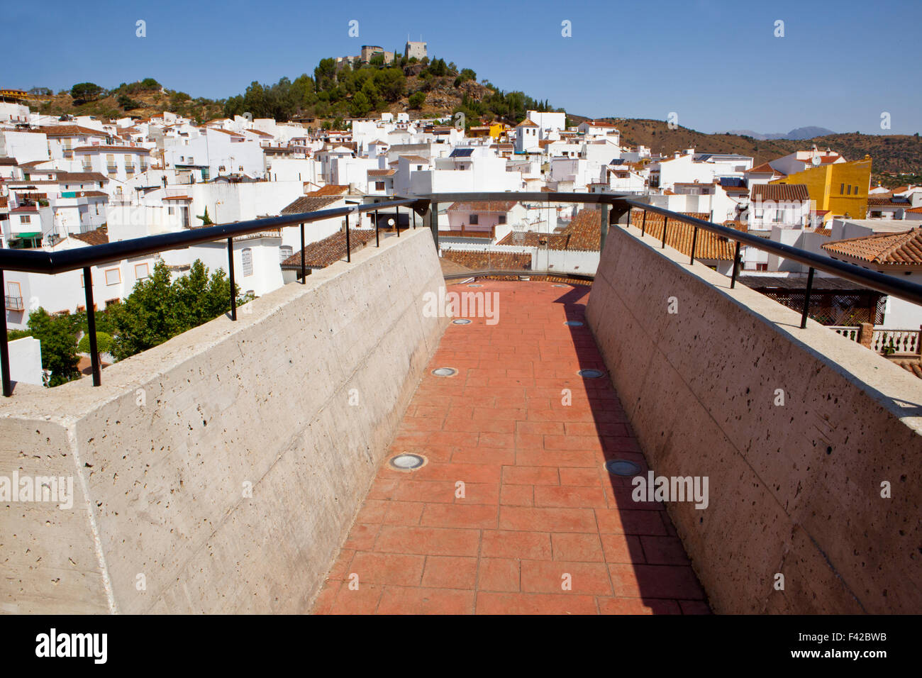 Blick über die Dächer der Stadt in Richtung der Berge Monda, Andalusien, Spanien, Westeuropa Stockfoto