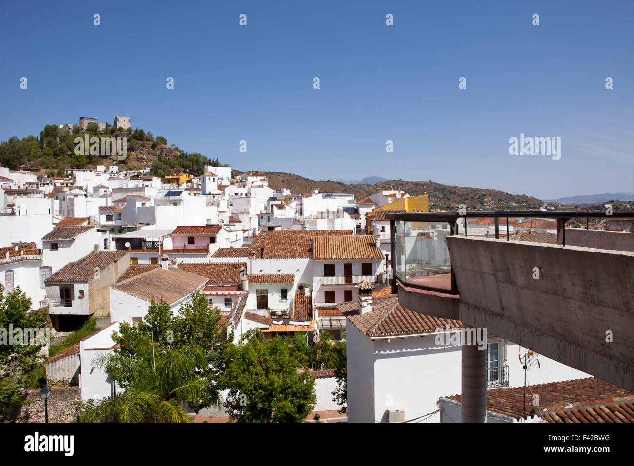 Blick über die Dächer der Stadt in Richtung der Berge Monda-Andalusien-Spanien-Westeuropa Stockfoto
