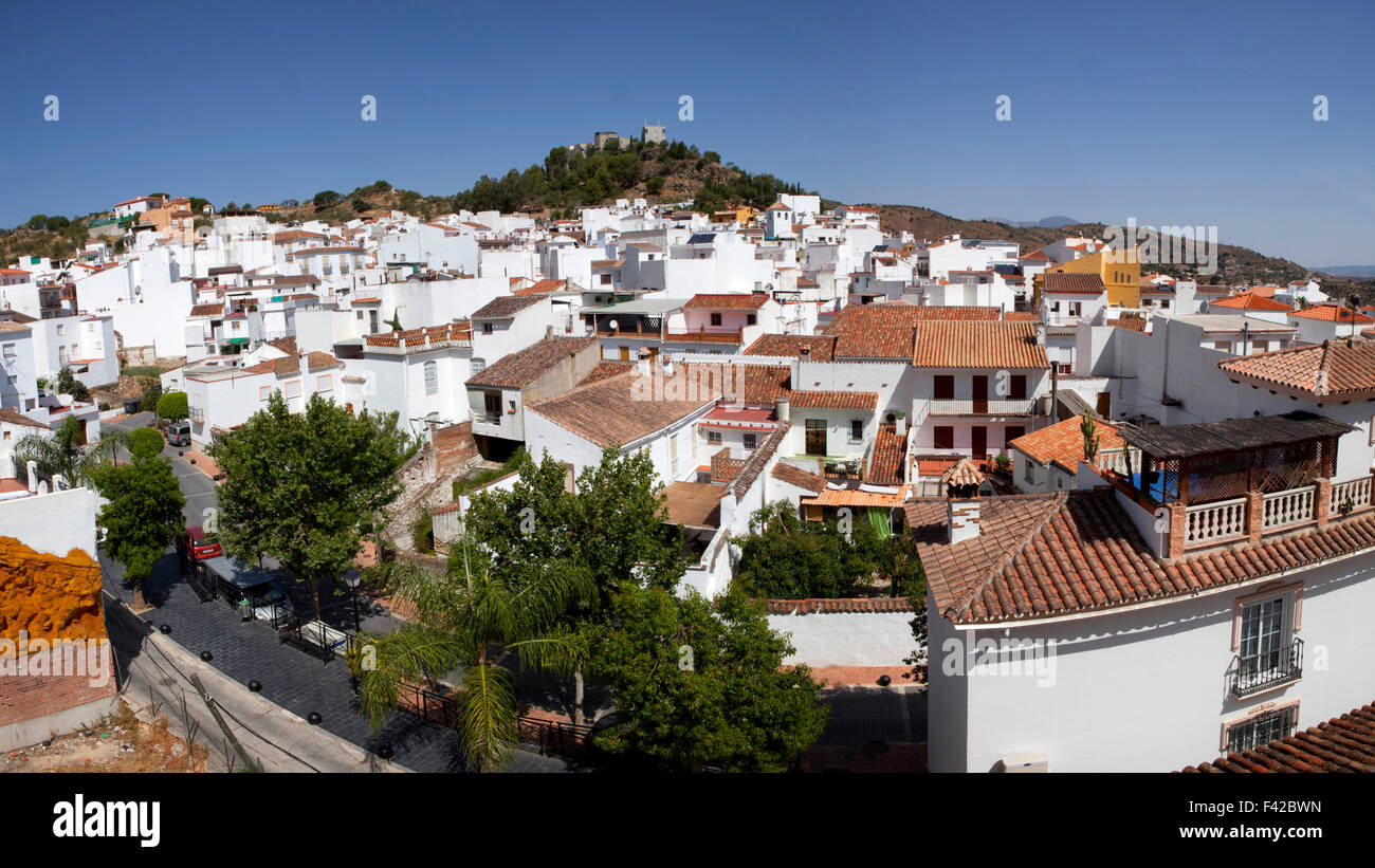 Blick über die Dächer der Stadt in Richtung der Berge Monda-Andalusien-Spanien-Westeuropa Stockfoto