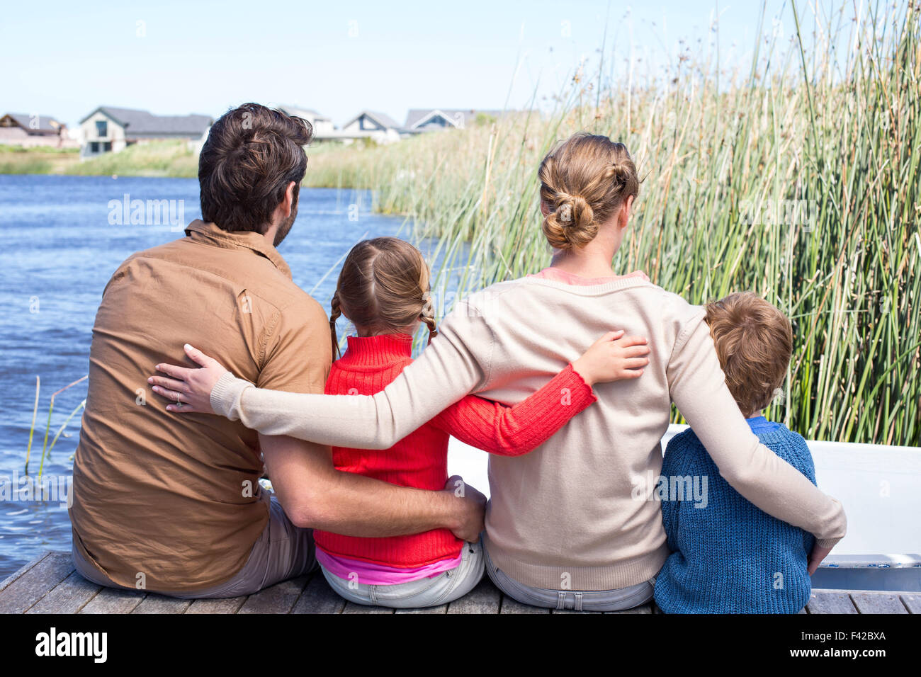 Glückliche Familie an einem See Stockfoto