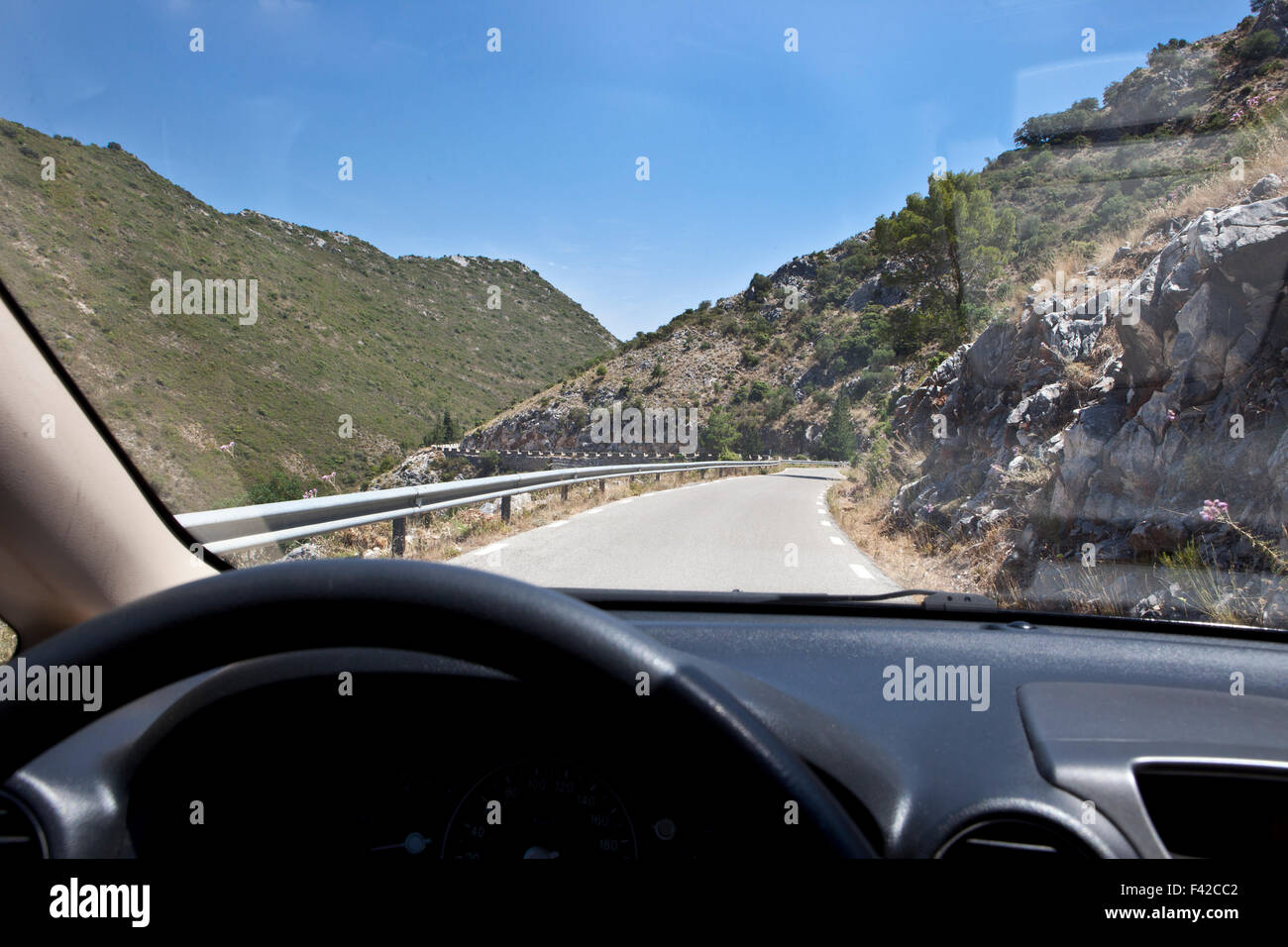 Anreise mit dem Auto auf den Berg Straßen, Sierra de Nieves, Malaga Spanien Stockfoto