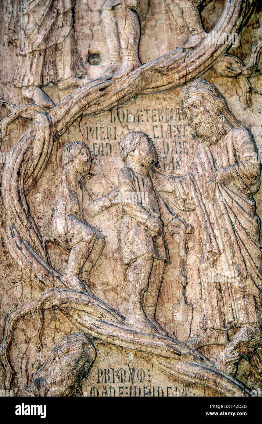 Emilia-Romagna-Parma das Baptisterium-Portal des Urteils Detail des Architravs Stockfoto