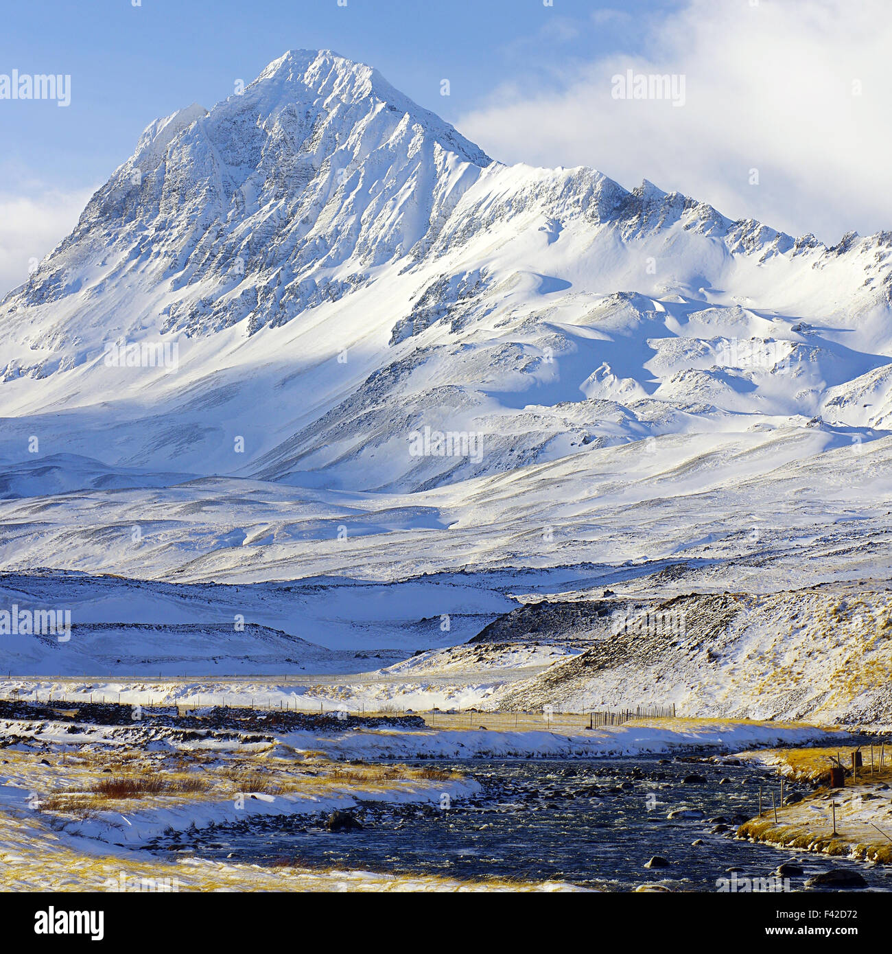 schneebedeckte Berge in der Nähe von Akureyri Stockfoto