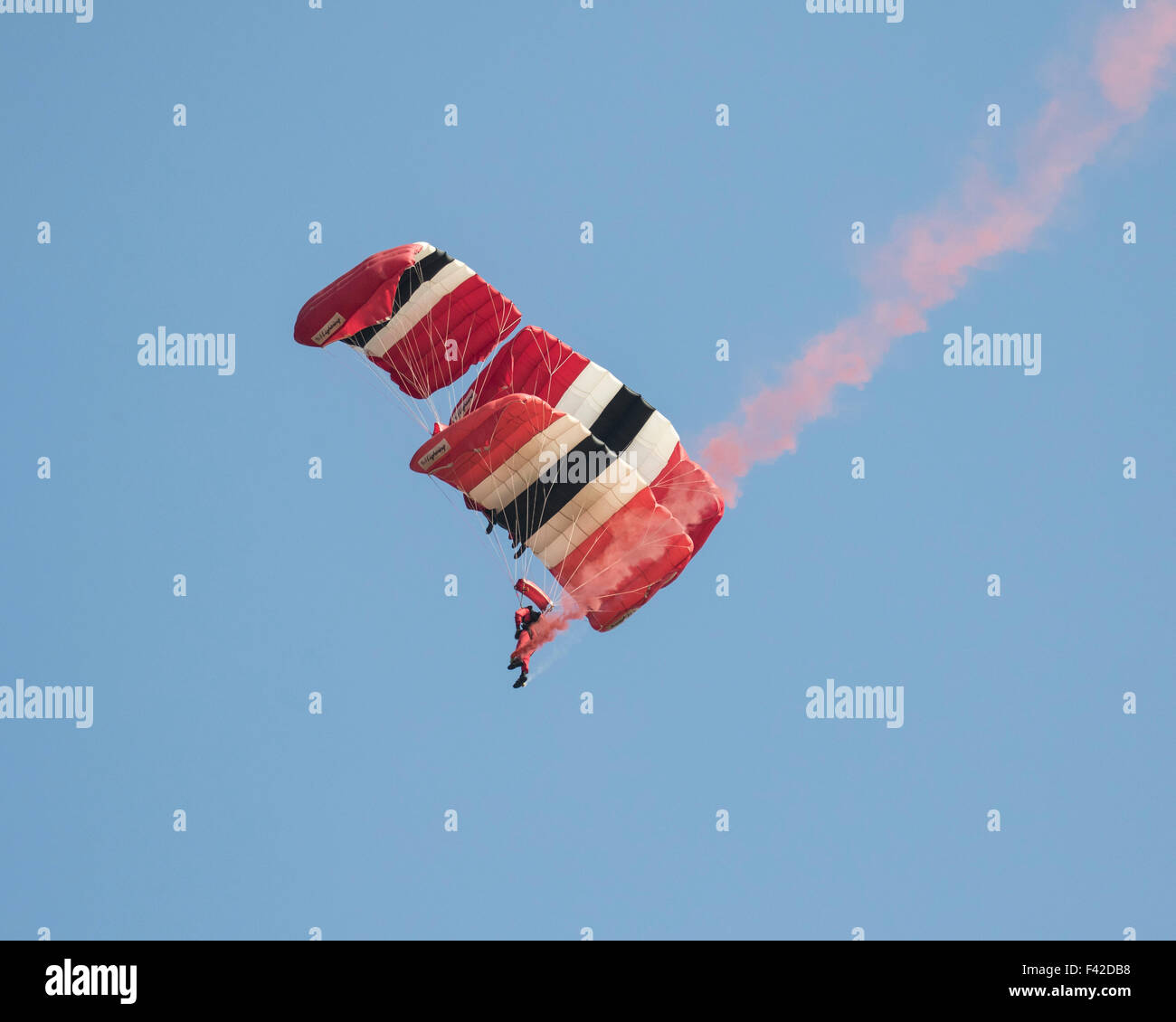 Fallschirm-Regiment Freefall Team "Red Devils" Anzeige im Oktober 2015 Shuttleworth Vertrauen Flugschau Stockfoto