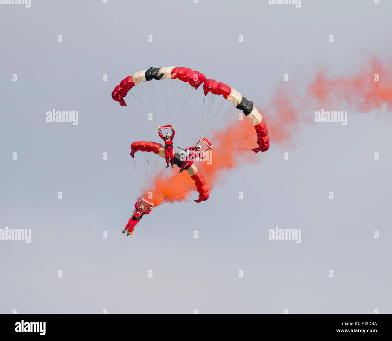 Fallschirm-Regiment Freefall Team "Red Devils" Anzeige im Oktober 2015 Shuttleworth Vertrauen Flugschau Stockfoto