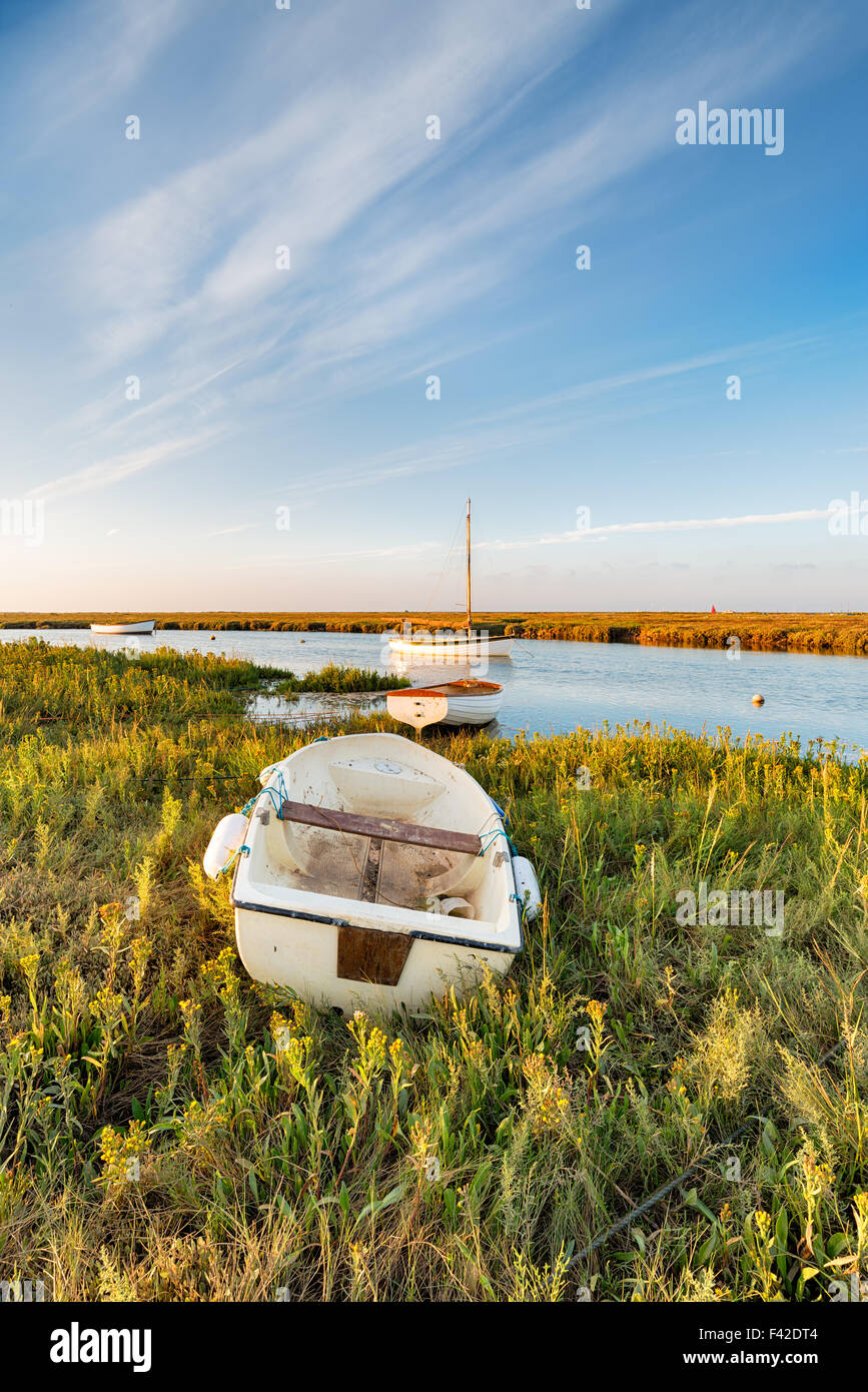 Boote im Abendlicht auf dem Fluß an Blakeney auf der nördlichen Küste von Norfolk Stockfoto Boote im Abendlicht auf dem Fluß an Blakeney auf der nördlichen Küste von Norfolk Stockfoto