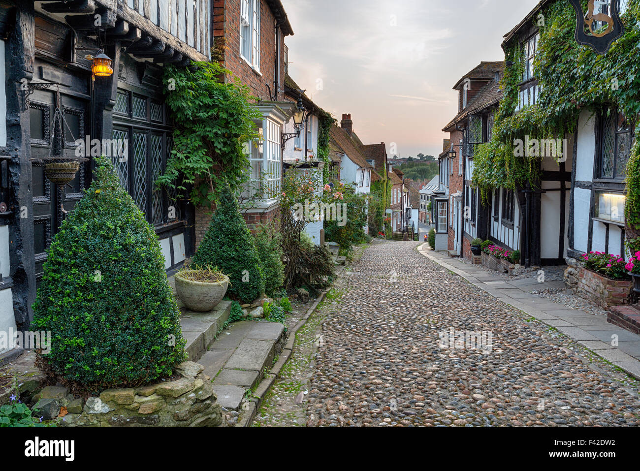 Schönen Fachwerkhäusern in einer gepflasterten Straße im Roggen in East Sussex Stockfoto
