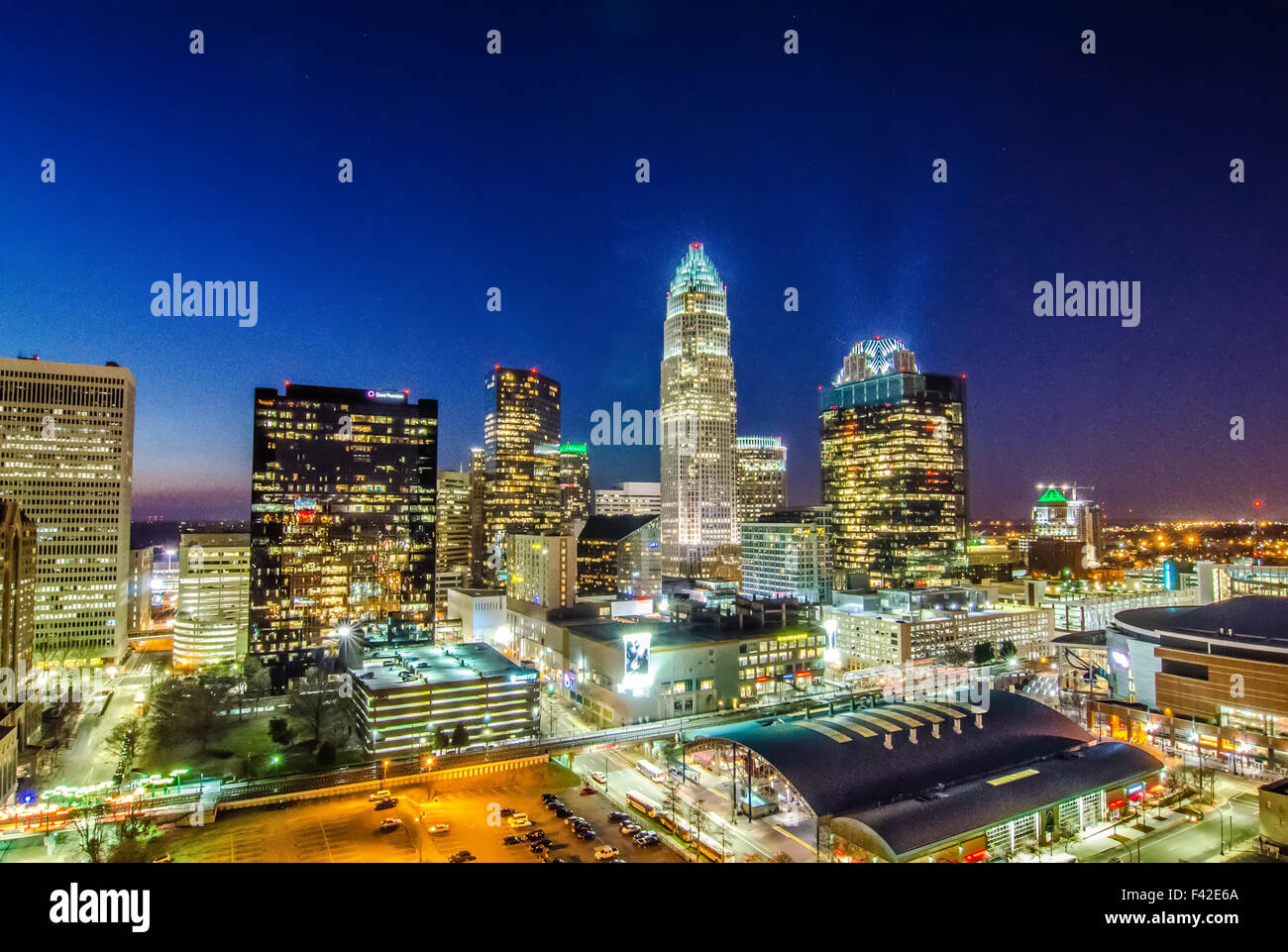 Blick auf Skyline von Charlotte Antenne bei Sonnenuntergang Stockfoto