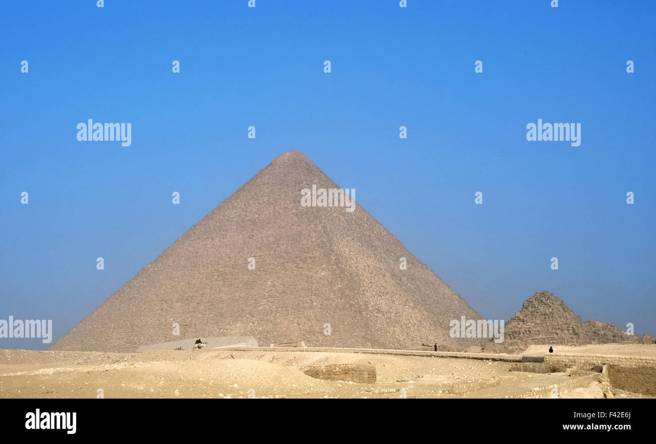 Ägypten. Große Pyramide von Giza, bekannt als die Pyramide von Khufu (Cheops). Ist die älteste und größte der drei Pyramiden in Gizeh Nekropole. Grab des vierten Dynastie ägyptischen Pharao Cheops. Wird angenommen, dass es von dem Architekten Hemiunu (FL. 2570 v. Chr.) errichtet wurde. 26. Jahrhundert v. Chr. altes Königreich. Stockfoto