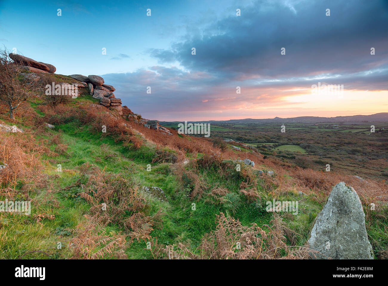 Atemberaubende Herbst Sonnenuntergang von Helman Tor lange einen steilen felsigen Hügel in der Nähe von Bodmin in Cornwall und ein Wahrzeichen auf dem Heiligen Weg distanc Stockfoto