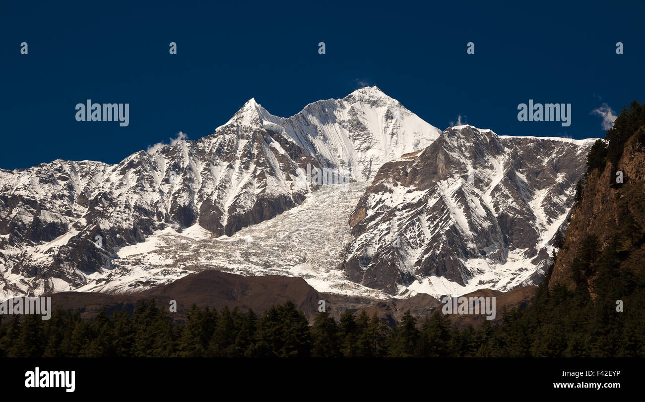 Gigantische Südwand des Dhaulagiri (8167 m); Welt der 7. höchste Berg in der zentralen Nepal Himalaya. Stockfoto