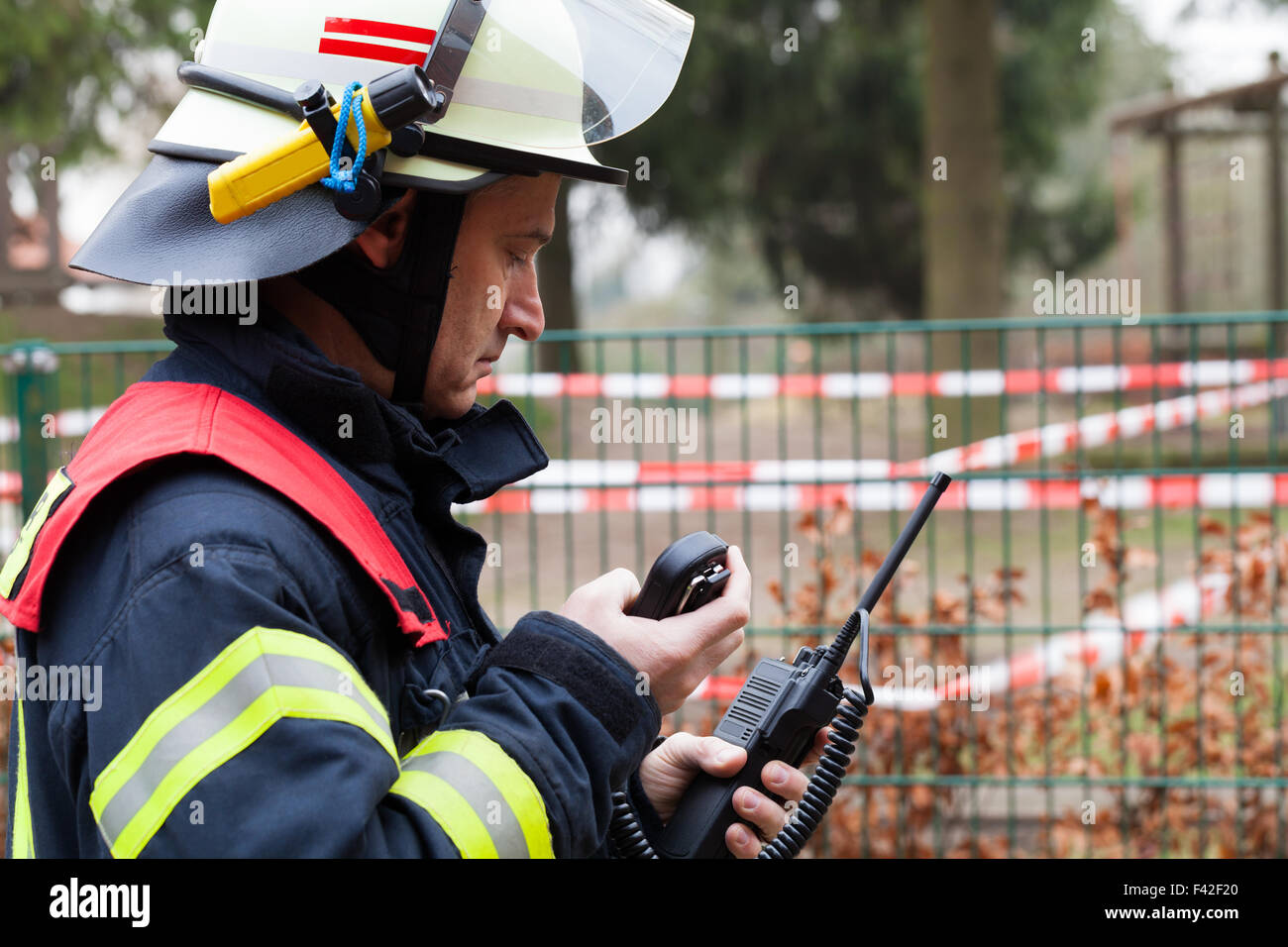 Feuerwehrmann im Einsatz während der Funke. Stockfoto