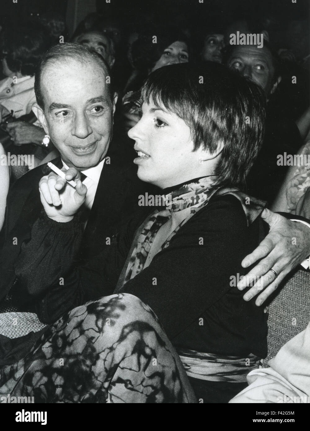 LIZA MINELLI mit Vater Vincente Minnelli über 1975 Stockfoto