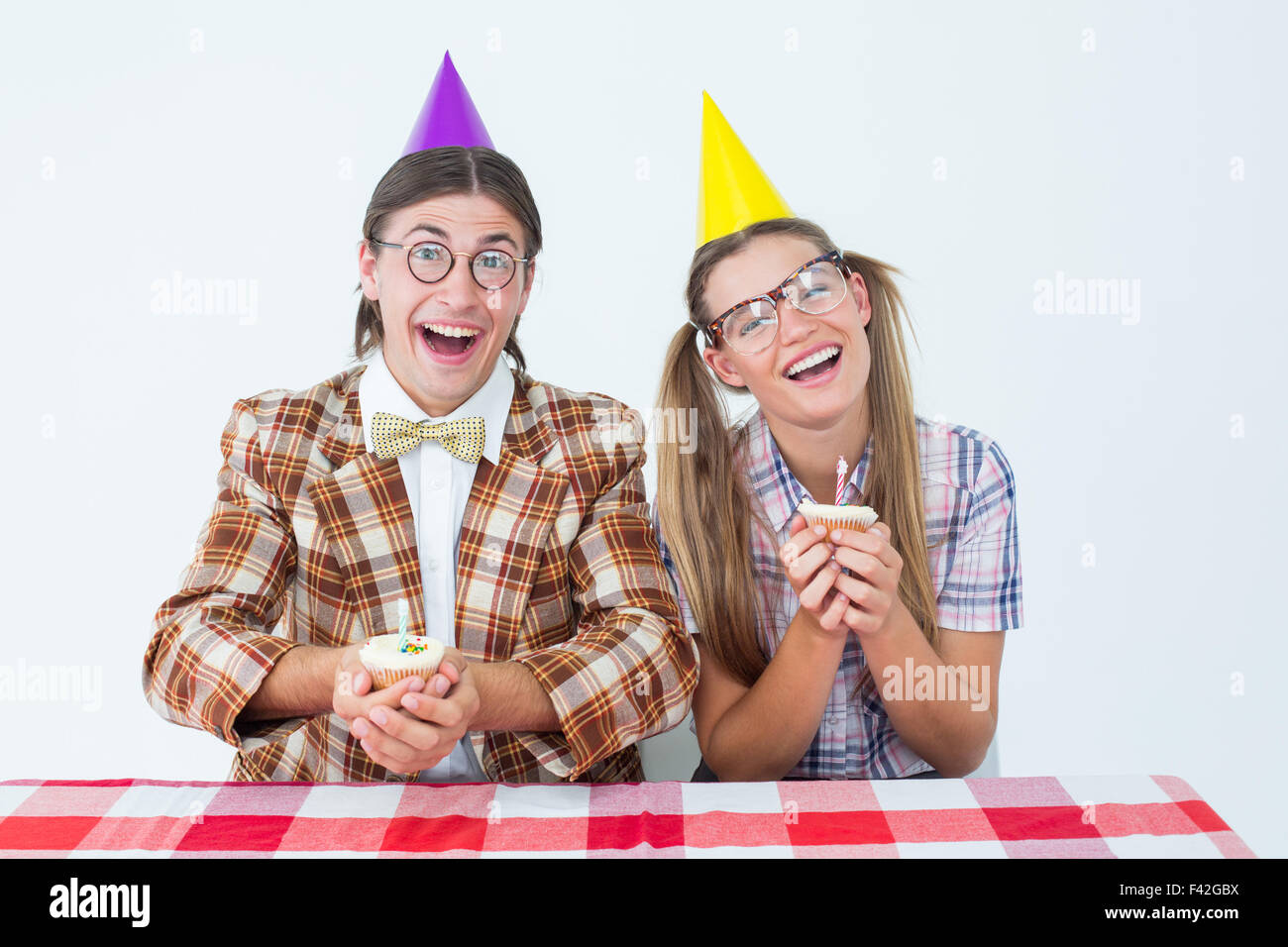 Geeky Hipster feiert Geburtstag Stockfoto