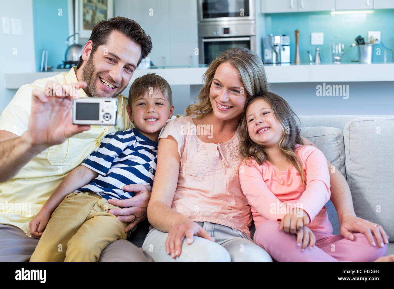 Glückliche Familie nehmen Selfie auf couch Stockfoto
