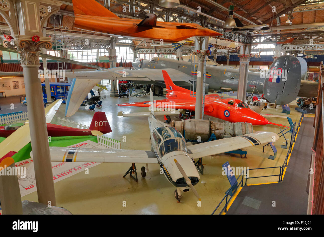 Innenraum des ehemaligen Manchester Air and Space Museum, das Teil des Museum of Science and Industry, Manchester, England war. Stockfoto