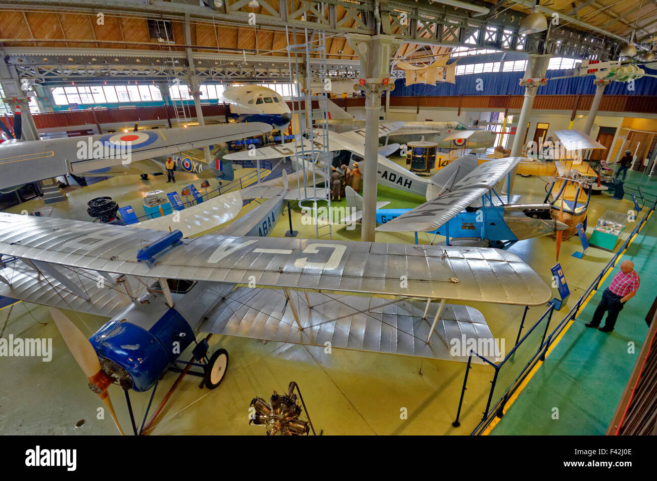 Innenraum des ehemaligen Manchester Air and Space Museum, das Teil des Museum of Science and Industry, Manchester, England war. Stockfoto