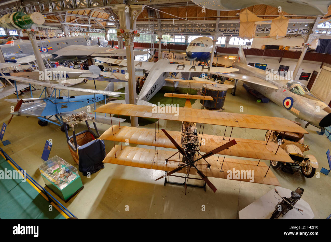 Innenraum des ehemaligen Manchester Air and Space Museum, das Teil des Museum of Science and Industry, Manchester, England war. Stockfoto