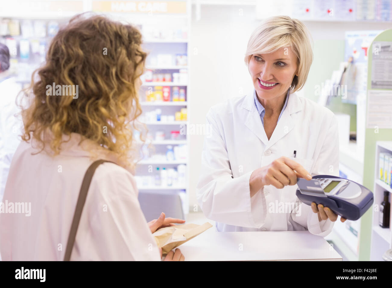 Apotheker mit Karte Maschine Stockfoto
