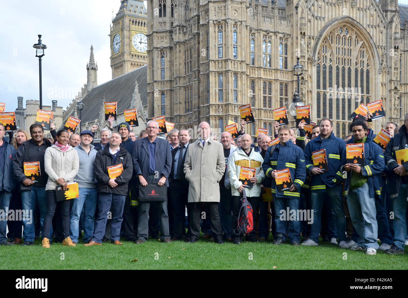 London, UK. 14. Oktober 2015. Matt Wrack und Mitglieder der Feuerwehr Union vorbereiten, Parlament über die Zukunft des Feuer und Rettung Service inmitten von riesigen öffentlichen Sicherheitsbedenken lobby. Bildnachweis: PjrNews/Alamy Live-Nachrichten Stockfoto