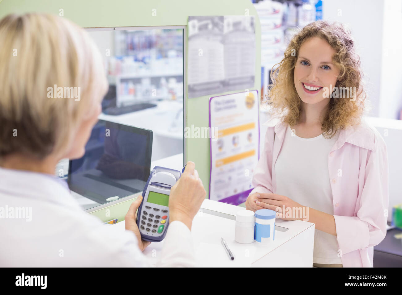 Apotheker mit Karte Maschine Stockfoto