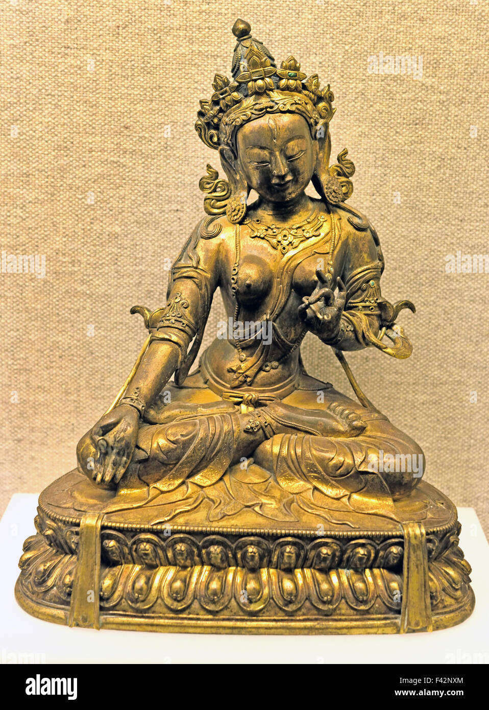 Vergoldetem Messing Figur der Göttin White Tara tibetischen Qing Dynastie (1644 – 1911) Shanghai Museum alter chinesischer Kunst China Stockfoto