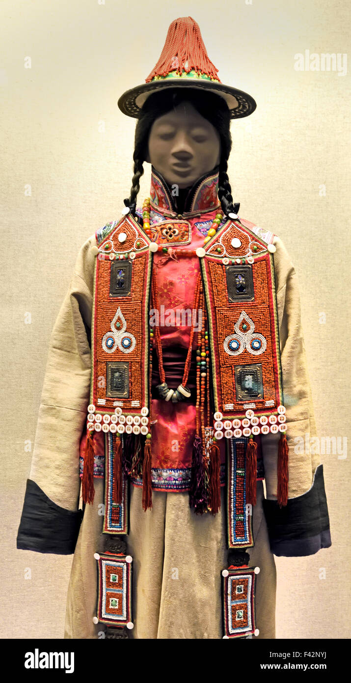 Frau festliche Kleidung Uygur Nationalität Zhangye, Gansu Provence Anfang des 20. Jahrhunderts Shanghai Museum alter chinesischer Kunst China Stockfoto