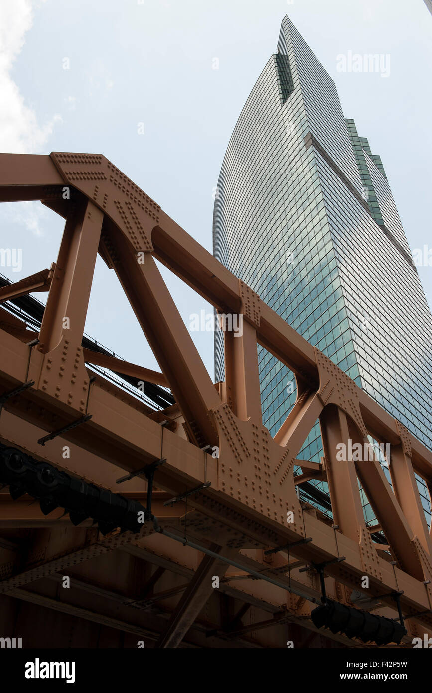 Brücke und moderne Wolkenkratzer Stockfoto