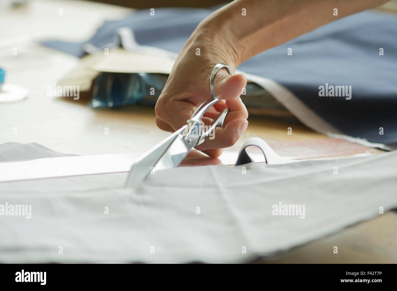 Frau Schneiden Stoff, beschnitten Stockfoto