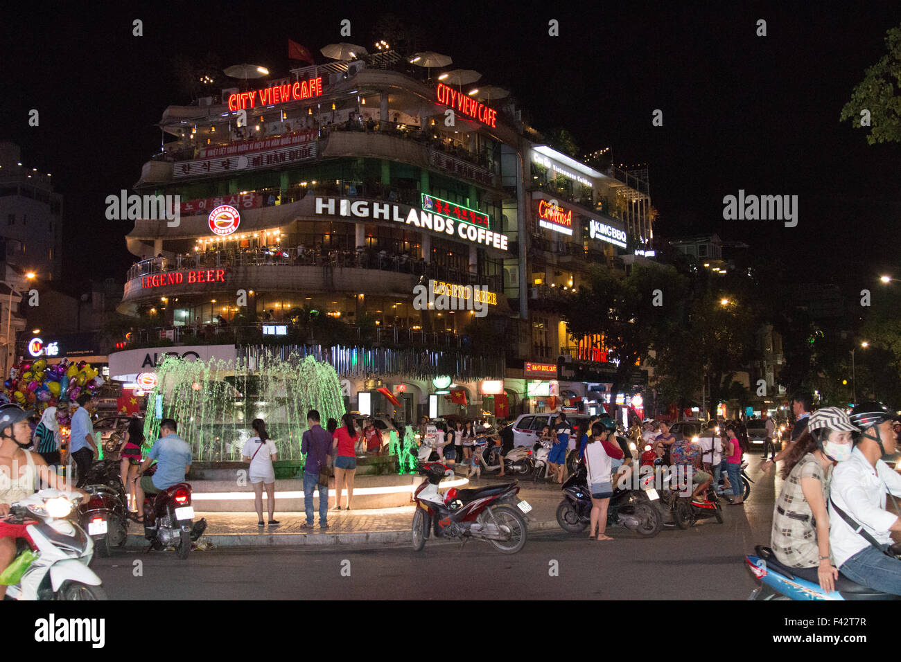 Dai Phun Nuoc Brunnen wo Jugendliche versammeln sich und treffen Sie sich in den Abendstunden, Stadtzentrum von Hanoi, Vietnam Stockfoto