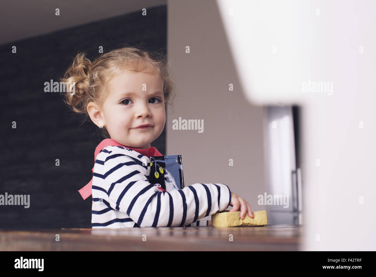 Kleines Mädchen helfen bei der Hausarbeit, Porträt Stockfoto