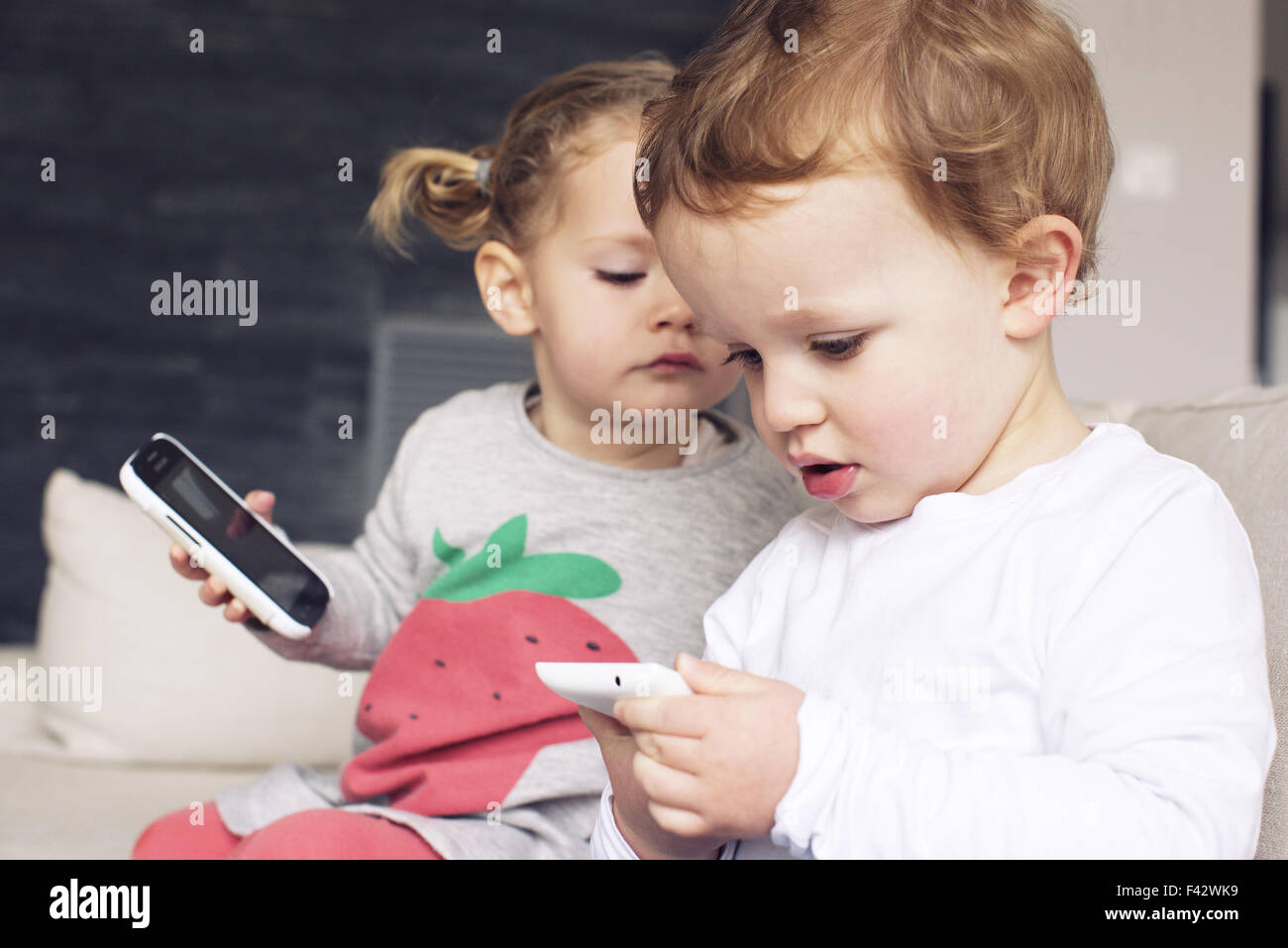 Kinder spielen mit smartphones Stockfoto