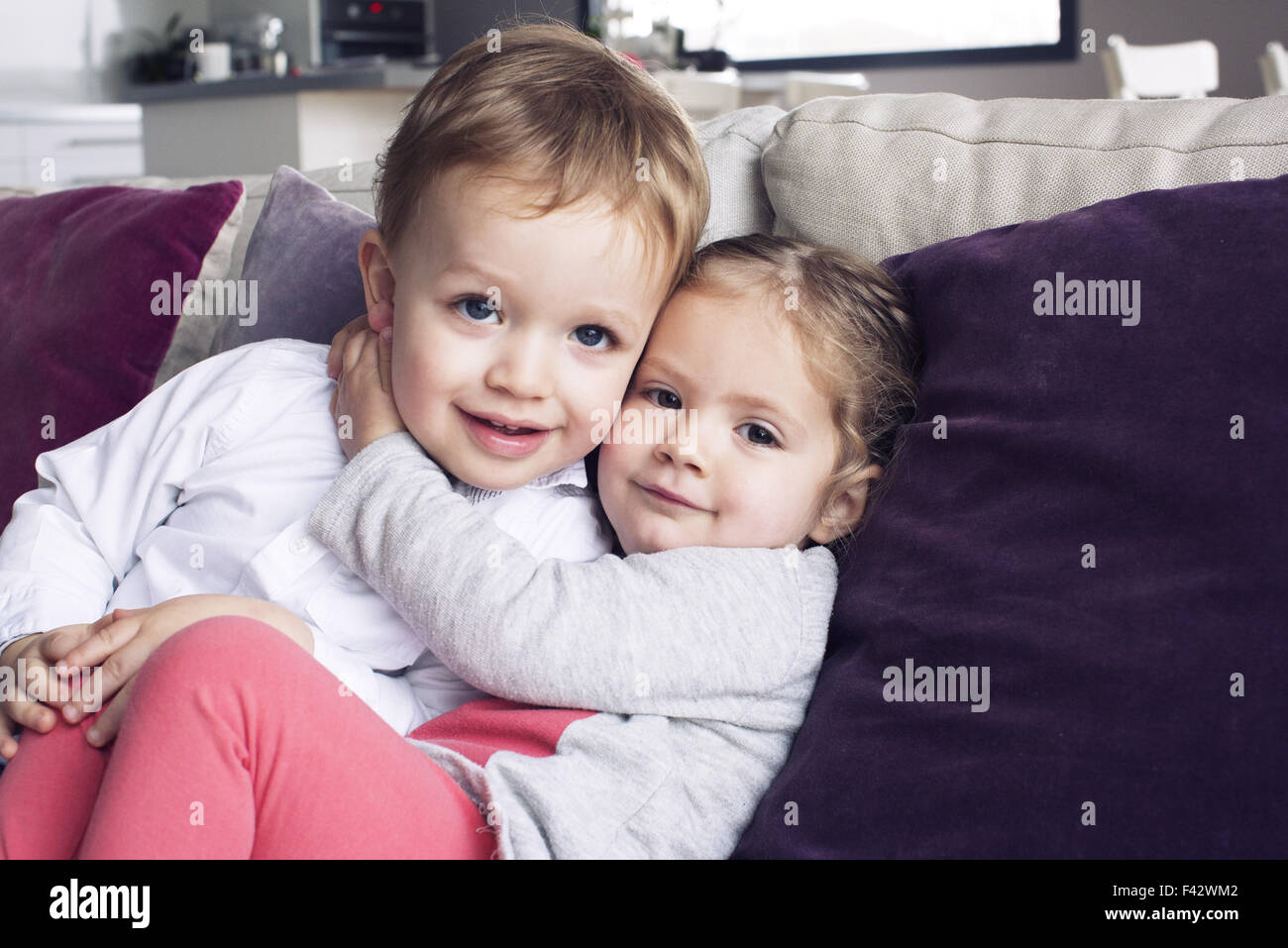 Junge Geschwister umarmen, Porträt Stockfoto