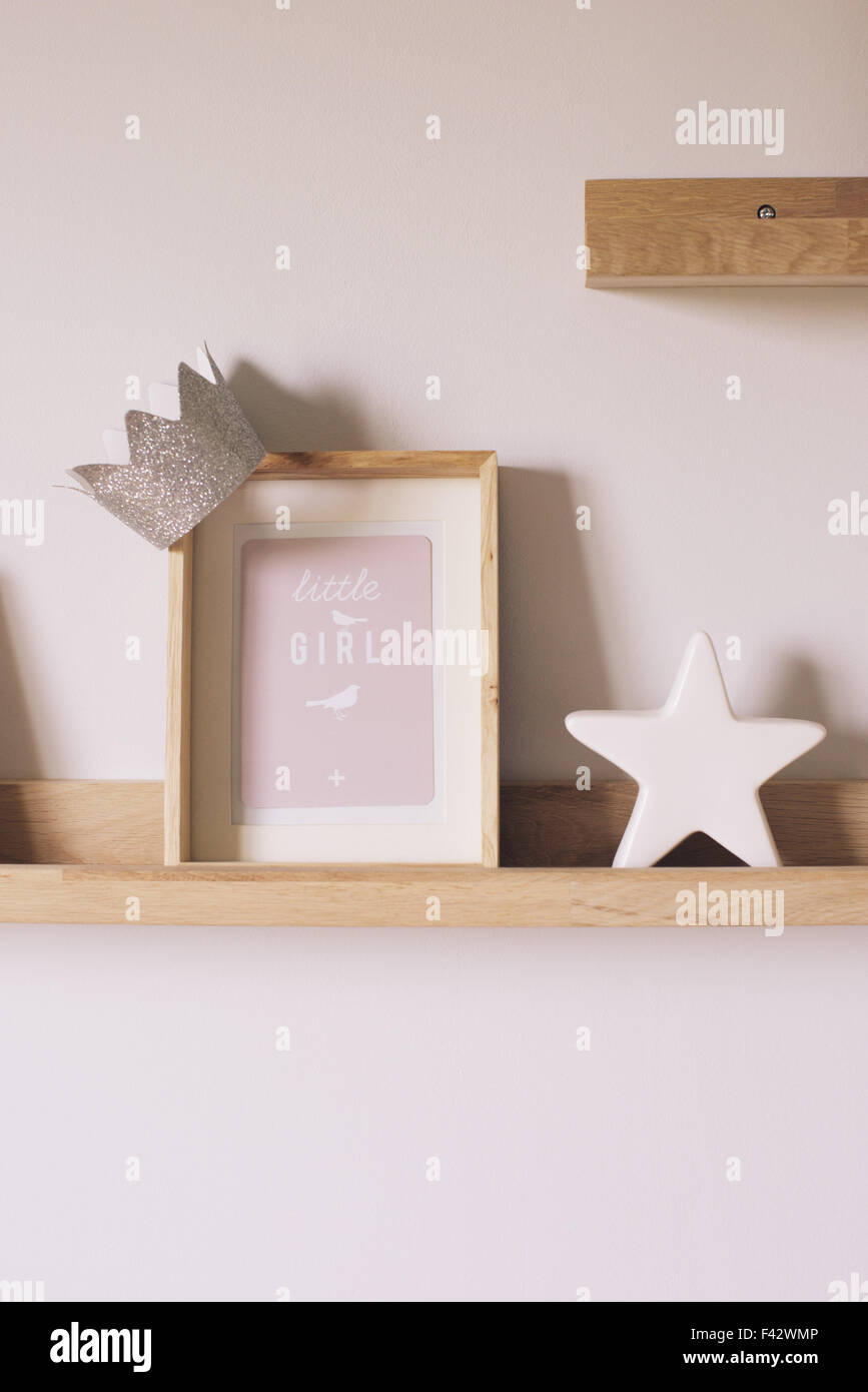 Nippes am Regal im Zimmer des kleinen Mädchens Stockfoto