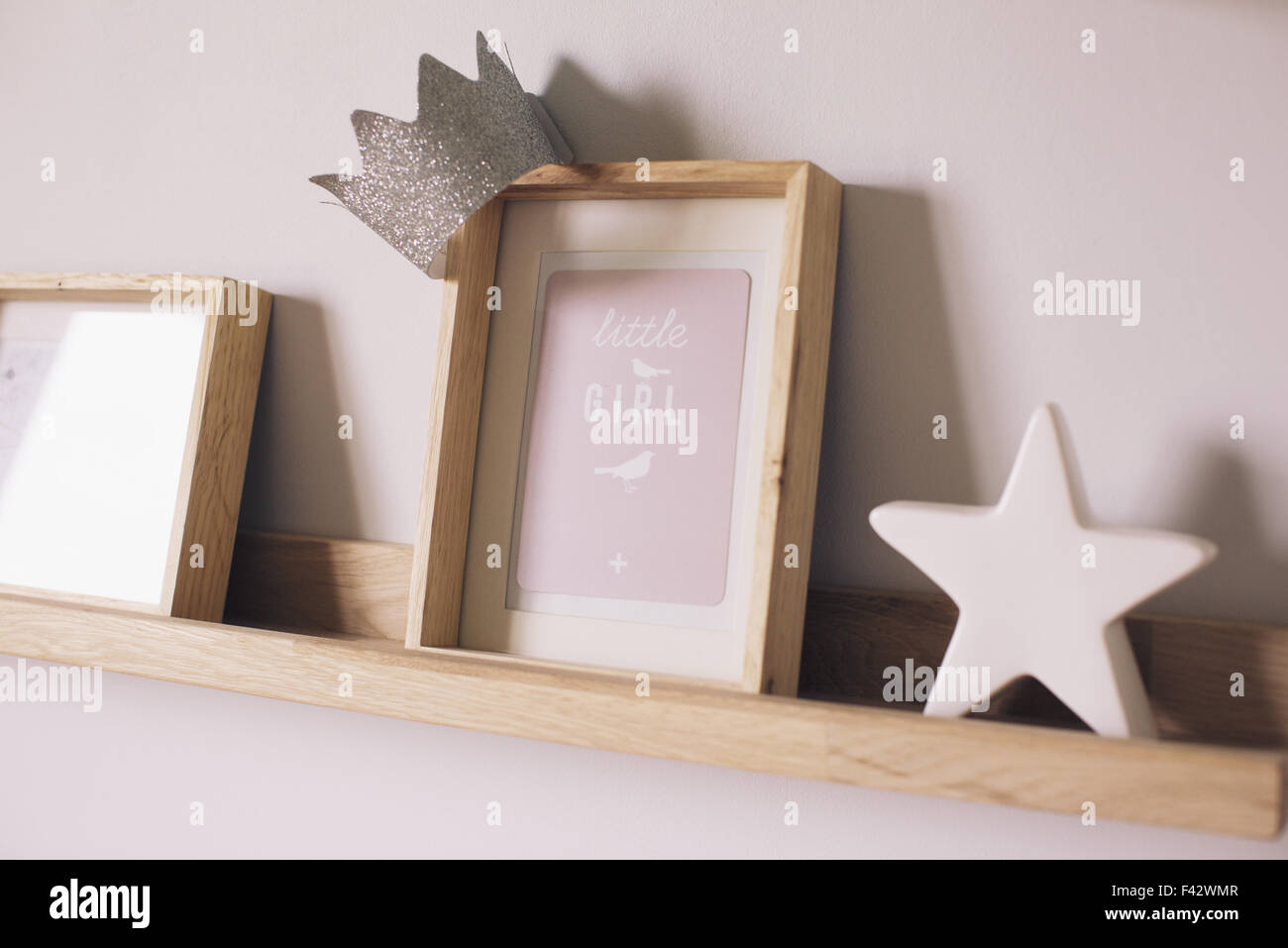 Nippes am Regal im Zimmer des kleinen Mädchens Stockfoto