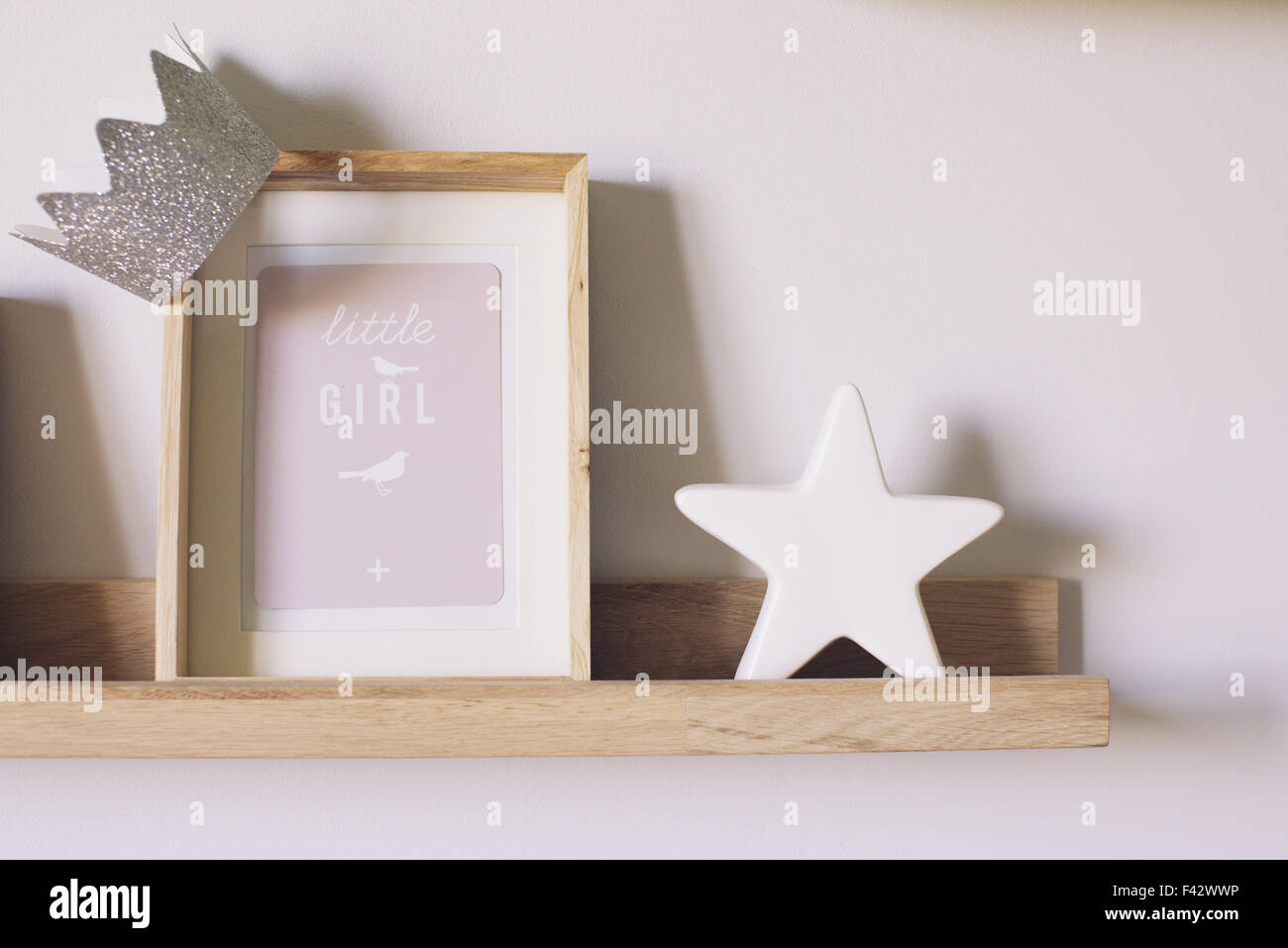Nippes am Regal im Zimmer des kleinen Mädchens Stockfoto