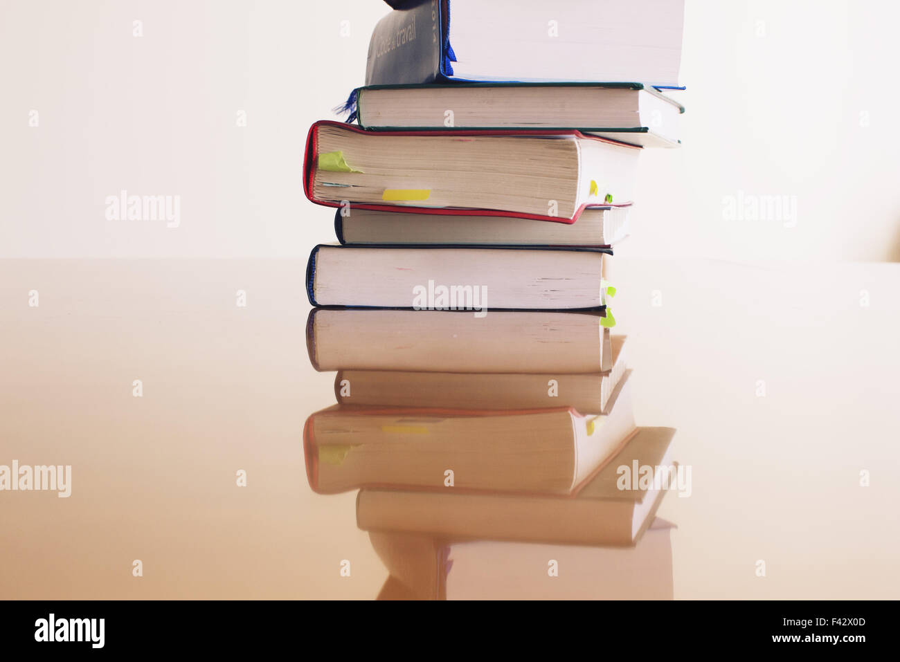 Gestapelte Lehrbücher Stockfoto