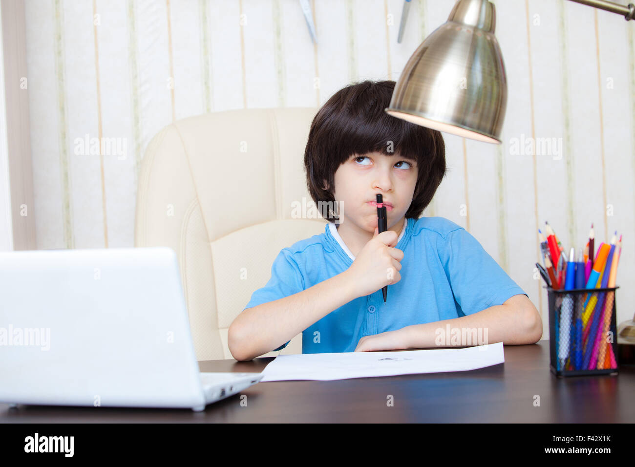 Student denkt über Hausaufgaben Stockfoto