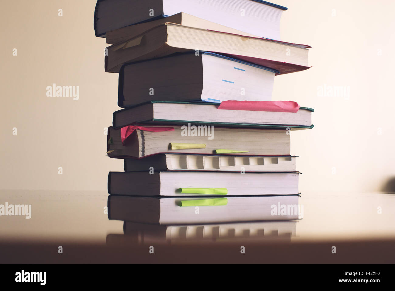 Lehrbücher auf Tisch gestapelt Stockfoto