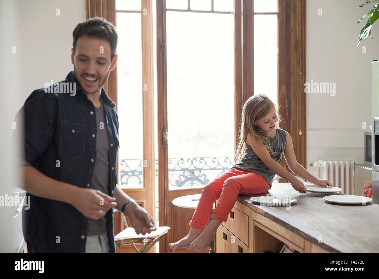 Mädchen half Vater Tisch für Familienessen Stockfoto