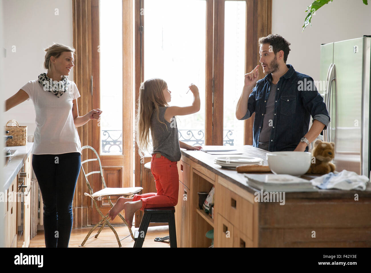 Familie zusammen in der Küche zu Hause Stockfoto