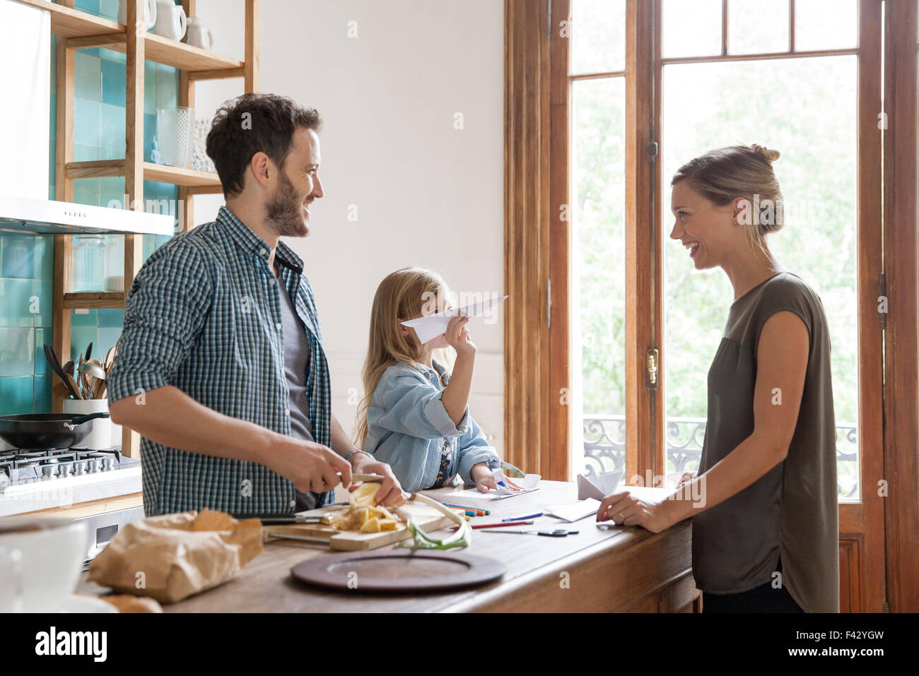 Familie verbringt viel Zeit zusammen in Küche Stockfoto