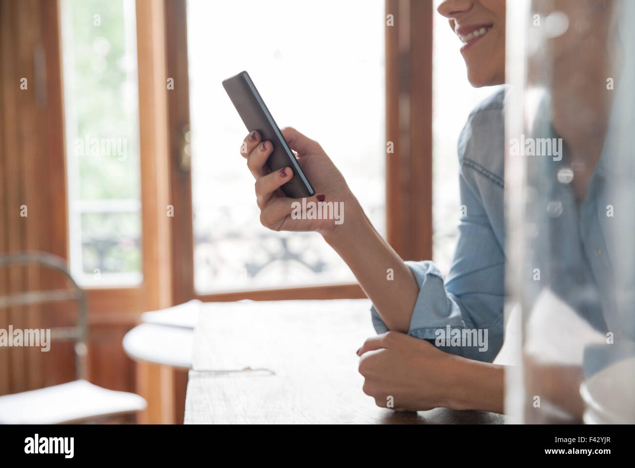 Silhouette der Frau mit Handy Stockfoto